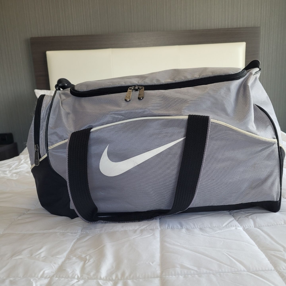 Nike 00's Bundle ~ Duffel Bag, T-Shirt, Shorts (2)